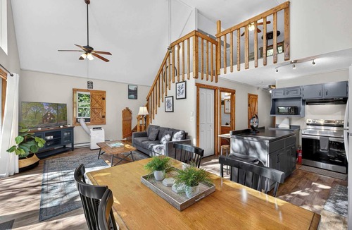 Mount Jackson Ski Chalet | Quiet Loft Chalet near Bryce w/Hot Tub & Fire Pit