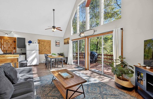 Mount Jackson Ski Chalet | Quiet Loft Chalet near Bryce w/Hot Tub & Fire Pit
