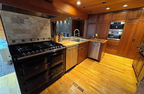 West Hartford House | Quiet Mid-Century Getaway. 4 bedrooms. Perfect for your next family gathering.