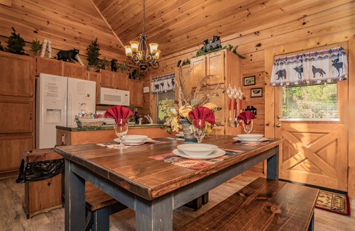 Sevierville Cabin | Quiet Modern Cabin by Pigeon Forge, Dollywood Park, Rod Run , & Gatlinburg,
