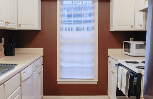 Winston - Salem House | Quiet & Modern. Close to WFU-Reynolda. Patio Fenced.