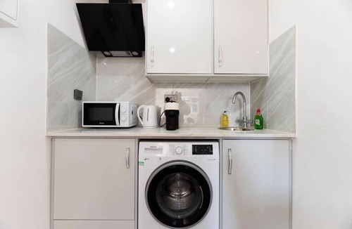 Epsom Condo | Quiet & Modern Studio in Epsom, EV Charger