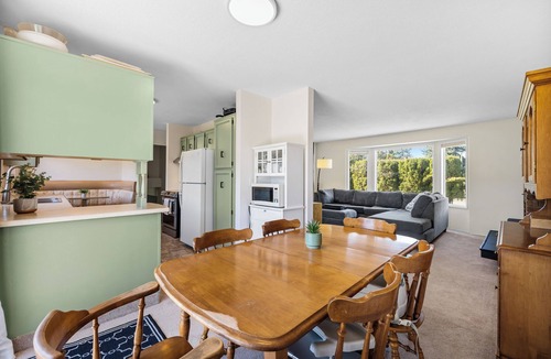 Southeast Kelowna House | Quiet, Mountainview, Country-in-the-City Home, minutes to downtown and beaches