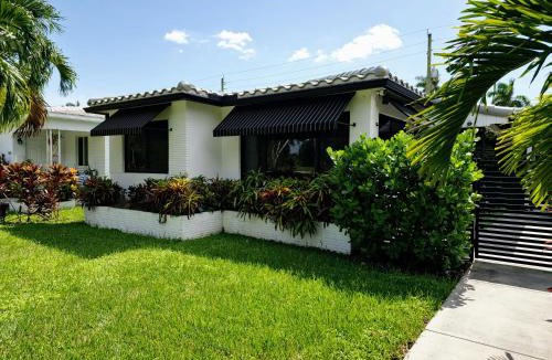 Downtown Hollywood House | Quiet Oasis Steps From Shops with Golf View-CS61