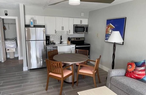 Holmes Beach Resort | Quiet Oceanfront Resort located on Anna Maria Island May 3- May 10, 2025