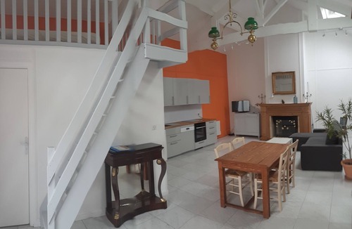 Eysines House | Quiet outbuilding with character, direct to Bordeaux tramway in 20 minutes