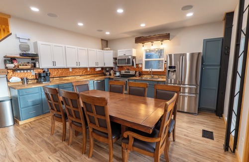 Mount Judea House | Quiet Ozark Mountain Retreat for Families & Friends- Sleeps 12+