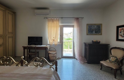 Tricarico House | Quiet Panoramic Suite, comfortable near Matera with parking, green