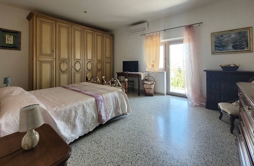 Tricarico House | Quiet Panoramic Suite, comfortable near Matera with parking, green