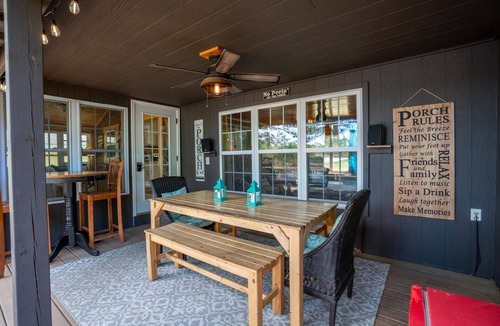 Redgranite House | Quiet & Private at Beautiful Pearl Lake! All Seasons Vacation Home!