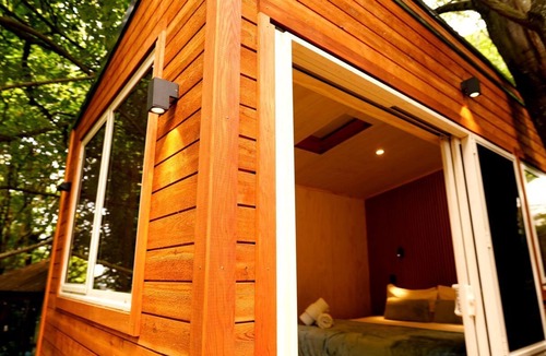 Sunshine Bay House | Quiet Private Cabin with Forest Spa Escape Near Bushland | Queenstown, New Zealand