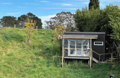 Puketapu Cabin | Quiet, private Cosy Cabin with en-suite. Access to bike paths, river and pub.