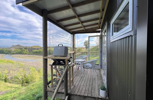 Puketapu Cabin | Quiet, private Cosy Cabin with en-suite. Access to bike paths, river and pub.