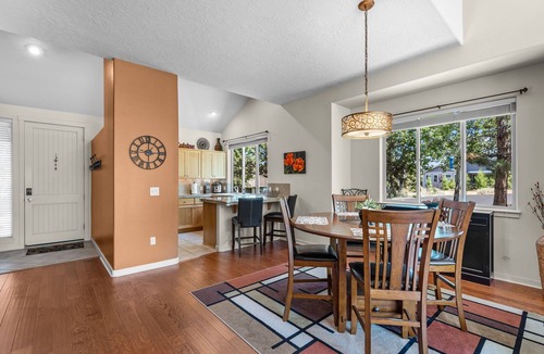 Redmond House | Quiet & Private Eagle Crest 2 BR | Close To Pools