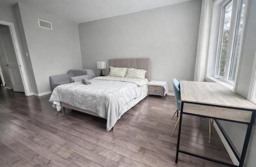 Pinehouse House | Quiet Private Master Suite w Ensuite Great Value