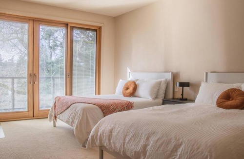 Broadmead House | Quiet Private Room with Ensuite Free Parking