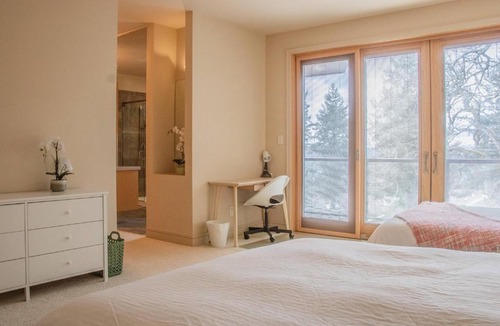 Broadmead House | Quiet Private Room with Ensuite Free Parking