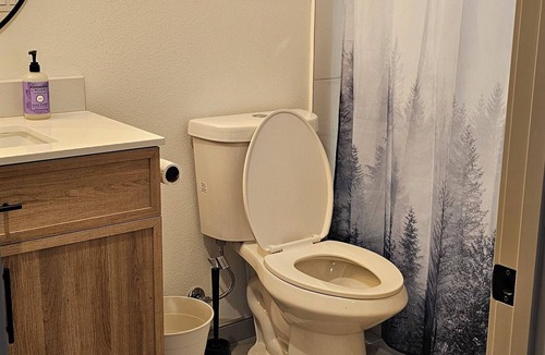 Ardenwald Apartment | Quiet Private Studio · W/D · Pets · Near Portland