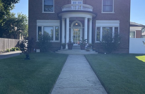 Mapleton/Fall Creek House | QUIET PURPLE PEACE RETREAT CLOSE TO DOWNTOWN INDY – WOMEN ONLY - SAFE & SECURE