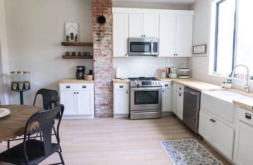 Sangamon County House | Quiet Retreat - Guest House on Flower Farm - Sleeps 7