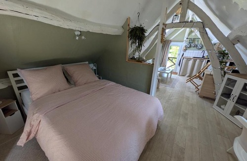Grosley-sur-Risle Apartment | Quiet Riverside Apartment
