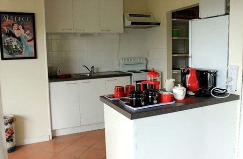 Swanson Cabin | Quiet Romantic Getaway with an Outdoor Pool near Bethells Beach, New Zealand