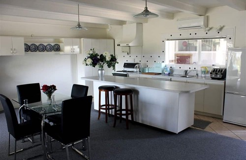 Swanson Cabin | Quiet Romantic Getaway with an Outdoor Pool near Bethells Beach, New Zealand