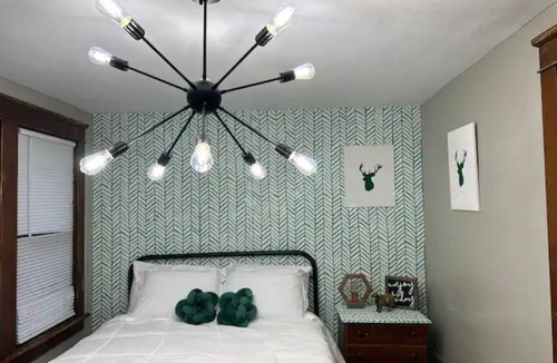 Warren Apartment | Quiet room a block from Trumbull