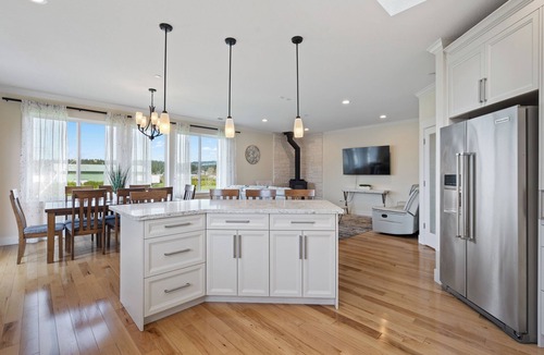 Carver House | Quiet, Secluded, High End Home Near PDX