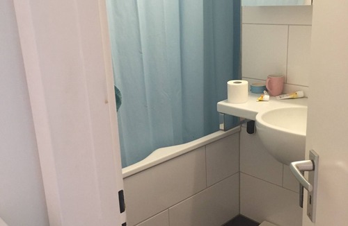 District 7 House | Quiet sleeping area in the dressing room 12 m2 with window - mattress on the floor