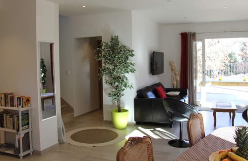 La Roque-sur-Pernes Villa | Quiet spacious villa, bright, sunny, private pool overlooking the ventoux