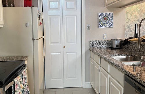 Lake Highlands Condo | Quiet & Spacious 2-BR, 1-car garage