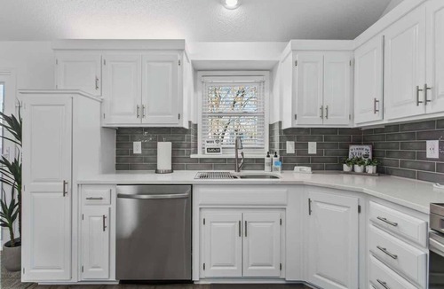 Olathe House | Quiet Spacious Home w/Pool Table,Families or Pets