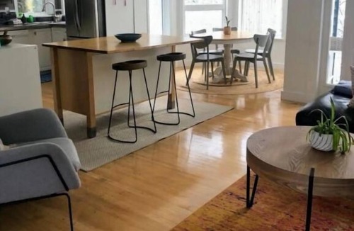 Squamish House | Quiet Squamish Home/5 bdrms/3 bthrms/2 kitchens Chief Views.
