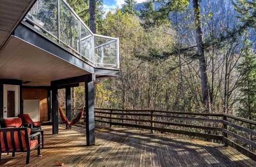 Squamish House | Quiet Squamish Home/5 bdrms/3 bthrms/2 kitchens Chief Views.