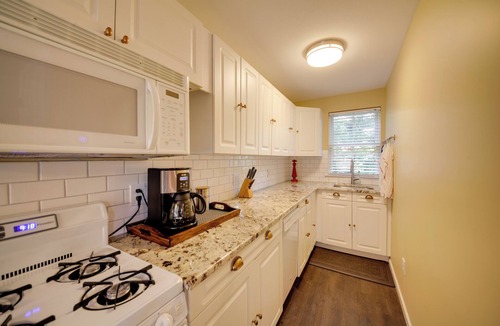 St. Charles Cottage | Quiet St Charles Cottage w/Patio & 4 Acres