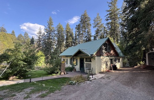 Sundance Cottage | Quiet streamside retreat Hot Tub Deck overlooking the creek Wood-burning stove Tucked below Sundance