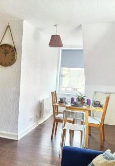Largs House | Quiet Street's Flat with free Parking near Town Centre