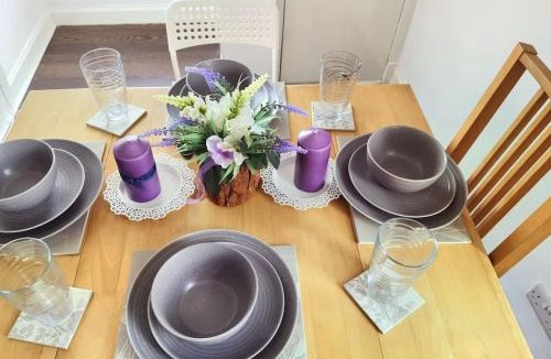 Largs House | Quiet Street's Flat with free Parking near Town Centre