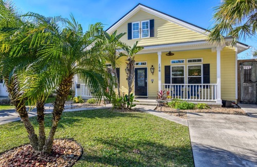 Lincolnville House | Quiet Street, Steps to Shops, Food, and Historic Downtown, 5 Miles to Beach! $300 in Free Tickets!