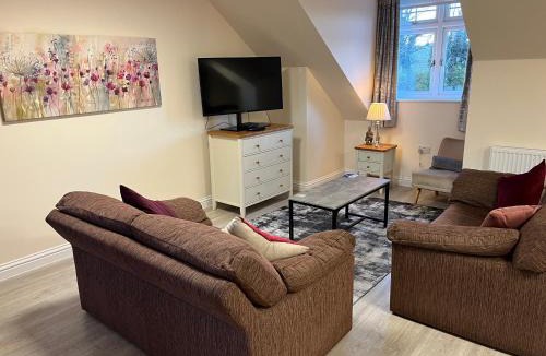 Bramcote Apartment | Quiet studio flat near University & QMC, King size bed