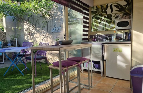 Roussas Apartment | Quiet studio in Drôme provençale, flower garden. Near Grignan and southern Ardèche.