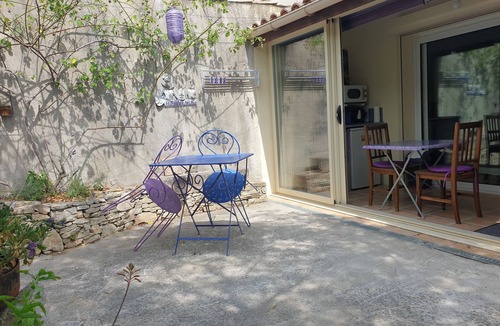 Roussas Apartment | Quiet studio in Drôme provençale, flower garden. Near Grignan and southern Ardèche.