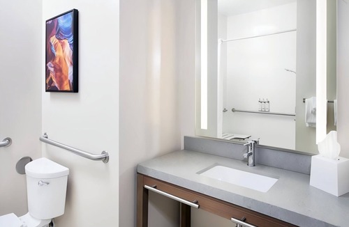 Macomb Hotel | Quiet Studio with Full Kitchen Close to Macomb Center for the Performing Arts