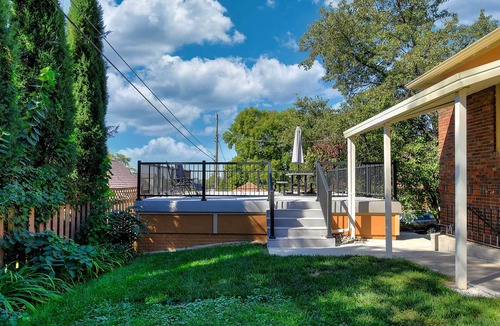 Morton Meadows Cottage | Quiet 'twin Ridge' Omaha House: Screened-in Porch!