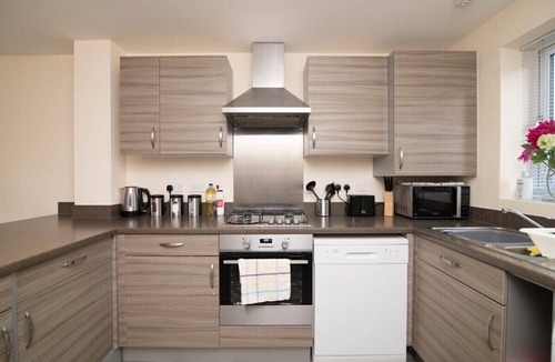 Wolverhampton Apartment | Quiet Two Bedroom House Driveway Parking & Garden