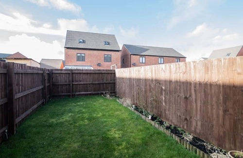 Wolverhampton Apartment | Quiet Two Bedroom House Driveway Parking & Garden