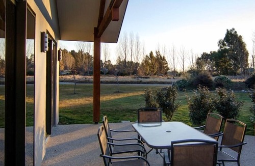 Wanaka Apartment | Quiet, warm, apartment
