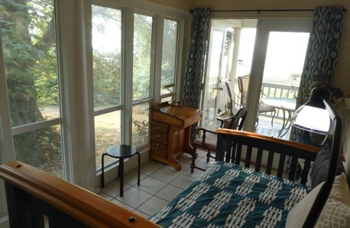 Indianola House | Quiet waterfront home in Indianola, Kitsap County, Seattle