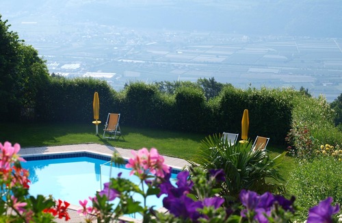 Kurtatsch an der Weinstraße Apartment | Quiet with a wonderful view, hiking from the farm, sauna, large pool, guest card